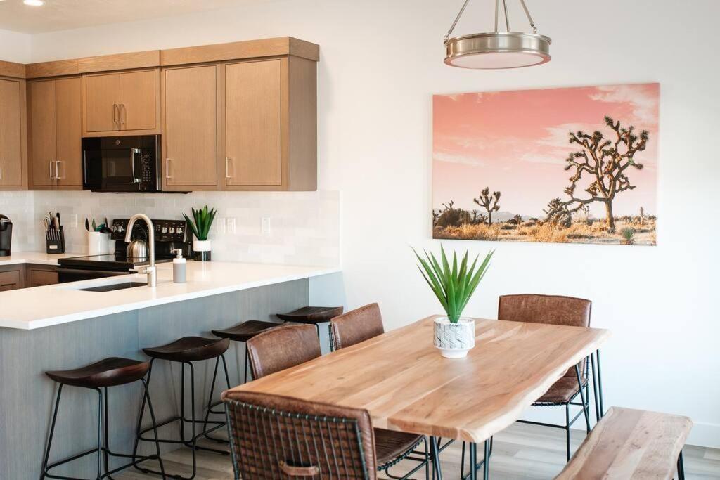 Zen Trail Retreat - New 5 Bedroom Luxury Condo Сент-Джордж Экстерьер фото